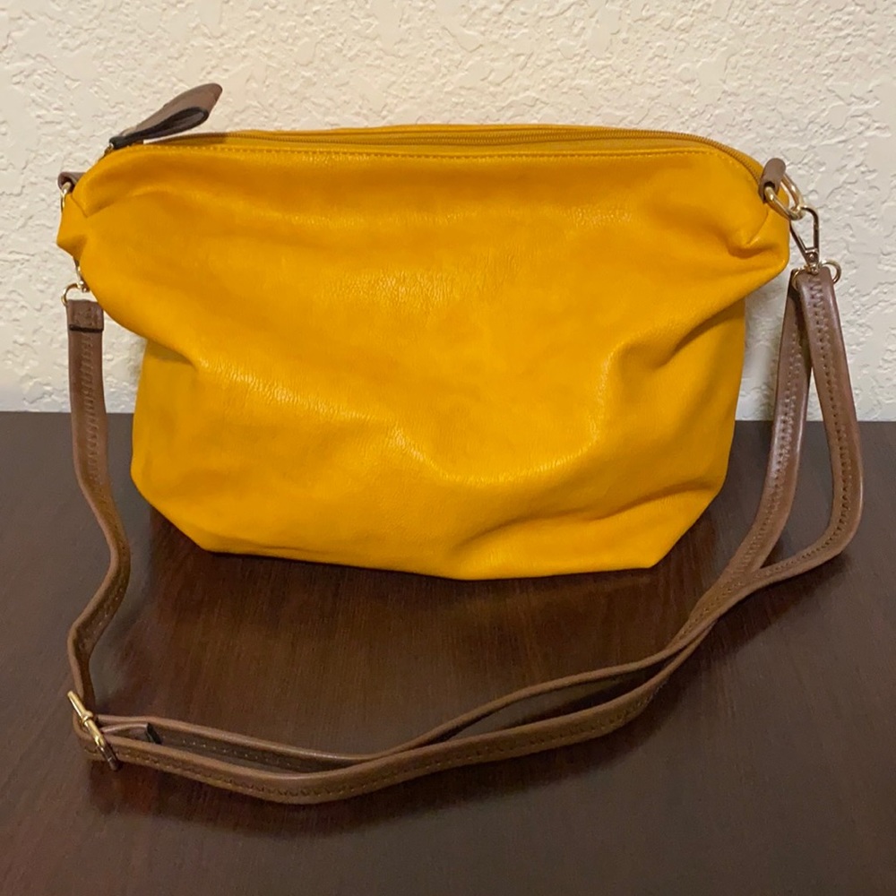 🦊 Lucky brand mustard yellow purse
